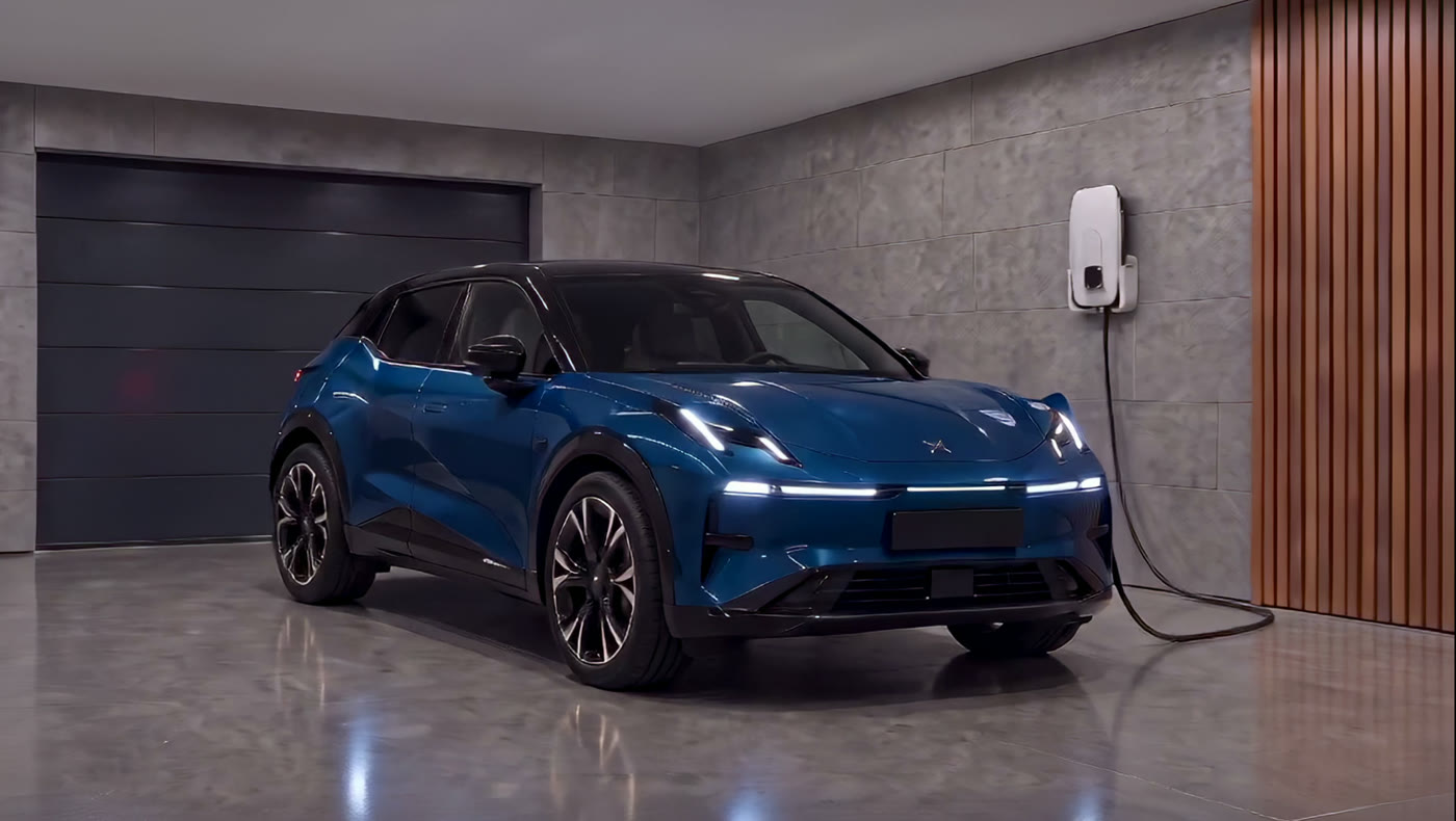 Auto eléctrico azul conectado al cargador de pared en una cochera